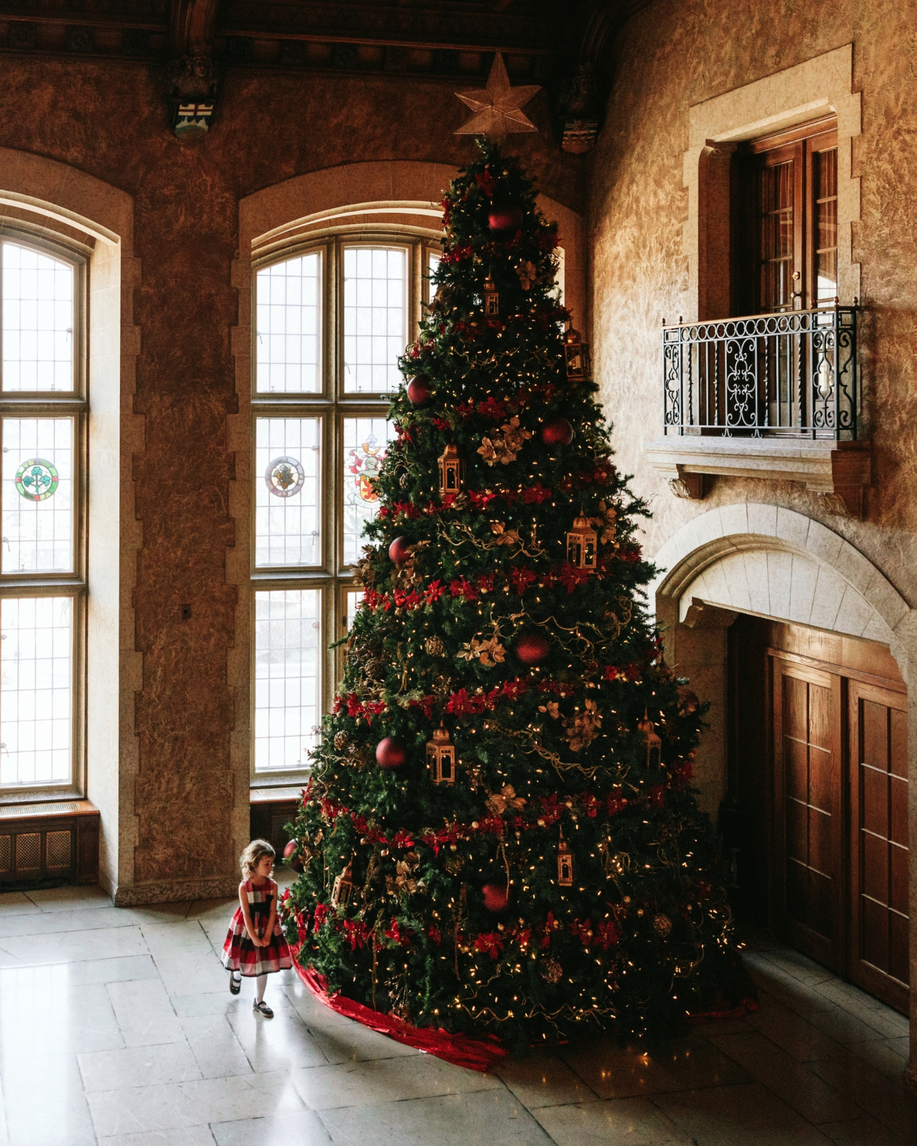 the top 8 dreamy hotels for a white christmas snow global banff springs resort canada