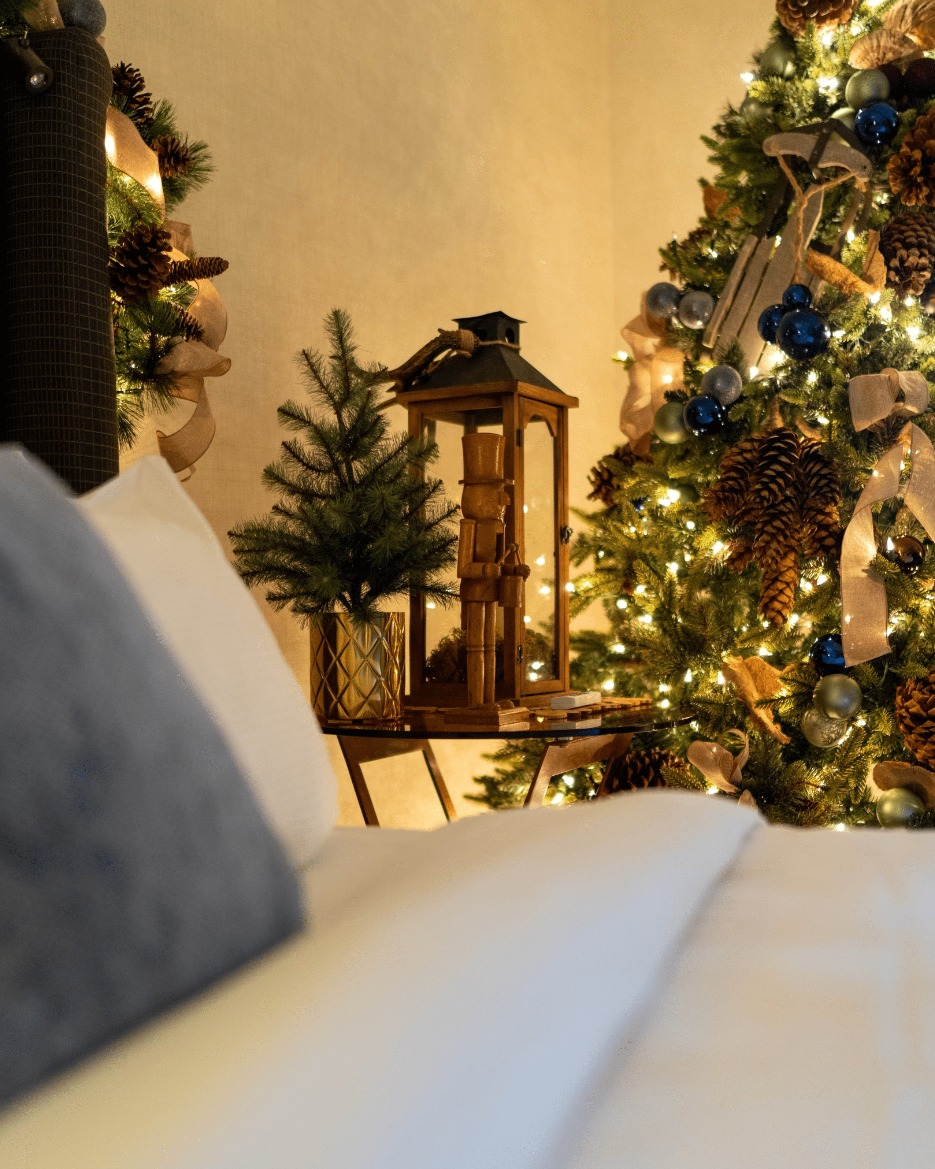 the top 8 dreamy hotels for a white christmas snow global banff springs resort canada
